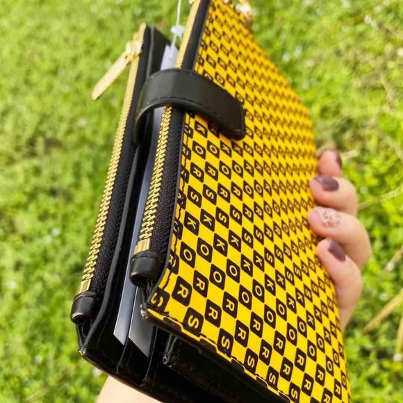 Gaby’sBags💕NWT Michael Kors Large Wristlet - Picture 4 of 5